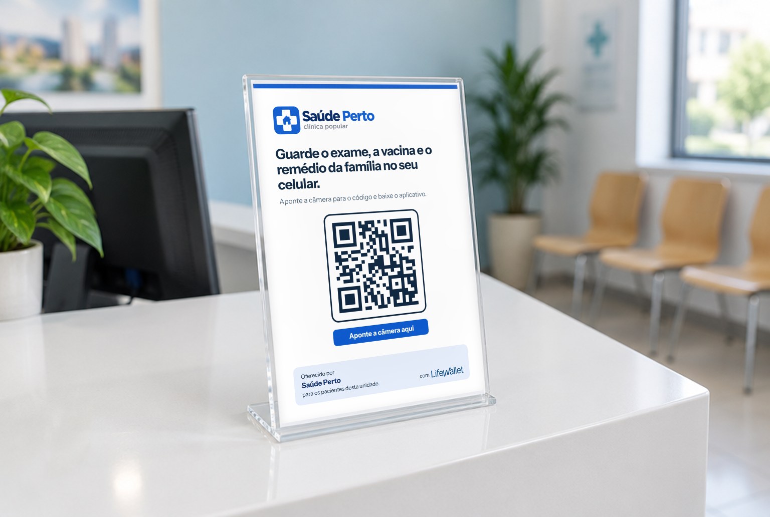 Display de acrílico no balcão de uma clínica, com o cartaz da Saúde Perto e o QR code para baixar a Life Wallet